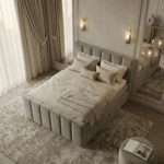 Piano bed in taupe velvet stof schuin van boven gefotografeerd in luxe slaapkameropstelling