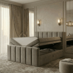 Piano bed in taupe velvet stof met open opbergruimte onder het matras