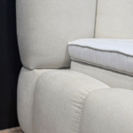 Zijkant van het Japandi cloud bed met afgeronde randen en lage afwerking.