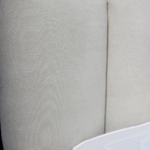 Japandi cloud bed met stijlvol hoofdbord en verticale lijnen.