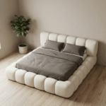 Bovenaanzicht van Japandi cloud bed met zachte vormen en ruim ligoppervlak.