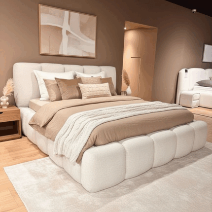 Japandi cloud bed met zachte, afgeronde vormen en minimalistisch design in een rustige slaapkamersetting.