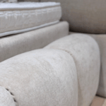 Detailfoto van de rand van het Merci bed met zachte blokvormige afwerking