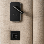 Detailfoto van verlichting en stopcontact in het hoofdbord van Hugga XL bed